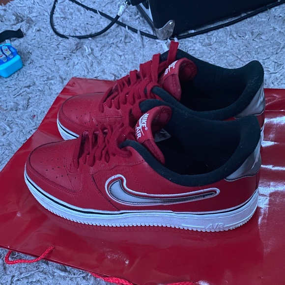 Red 2018
Air Force 1 '07 LV8 Sport 'Bulls size 8.5 - Picture 2 of 6